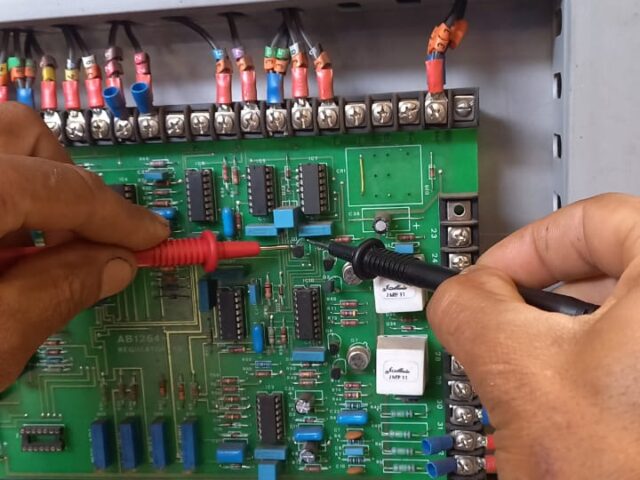 Teste de placa eletrônica com multímetro na ABEMAG TSI