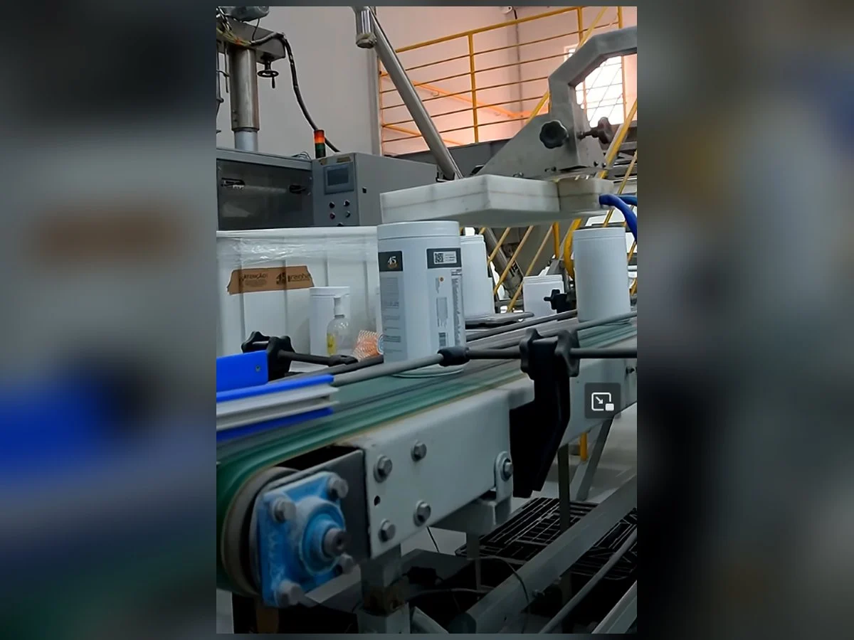 Esteira transportadora e seladora de indução ABEMAG TSI em linha de produção