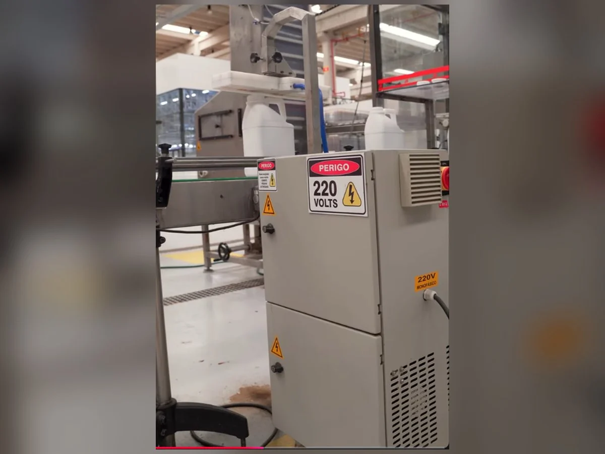 Painel elétrico de seladora de indução ABEMAG TSI instalado em linha de produção