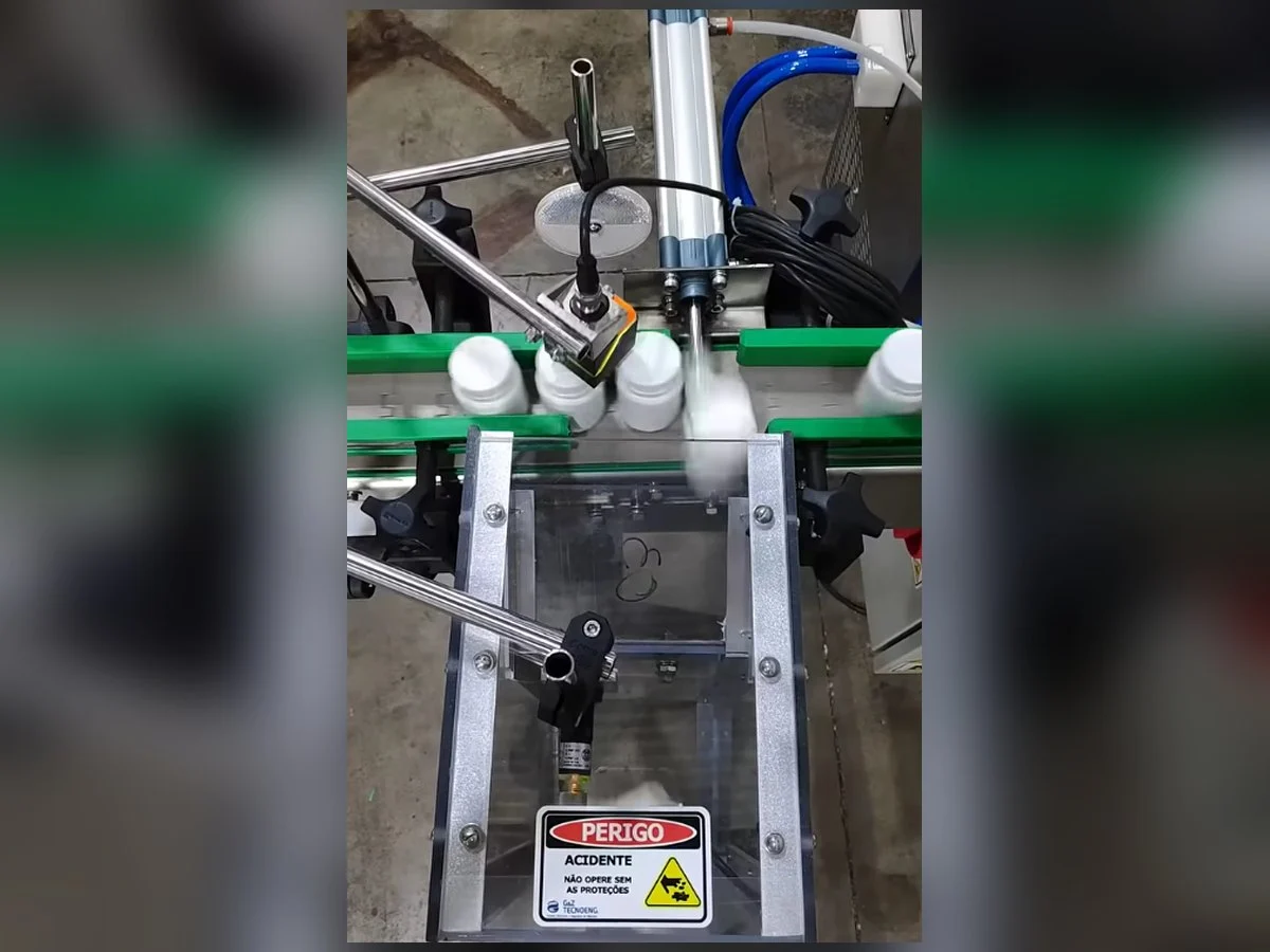 Rejeitador automático de frascos em linha de produção com esteira