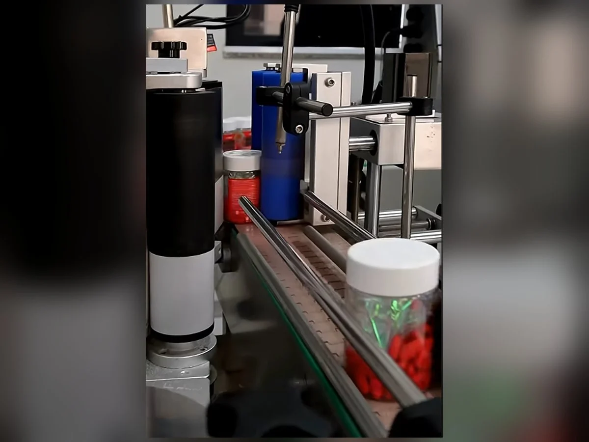 Rotuladora e datador ABEMAG TSI rotulando frascos em linha de produção