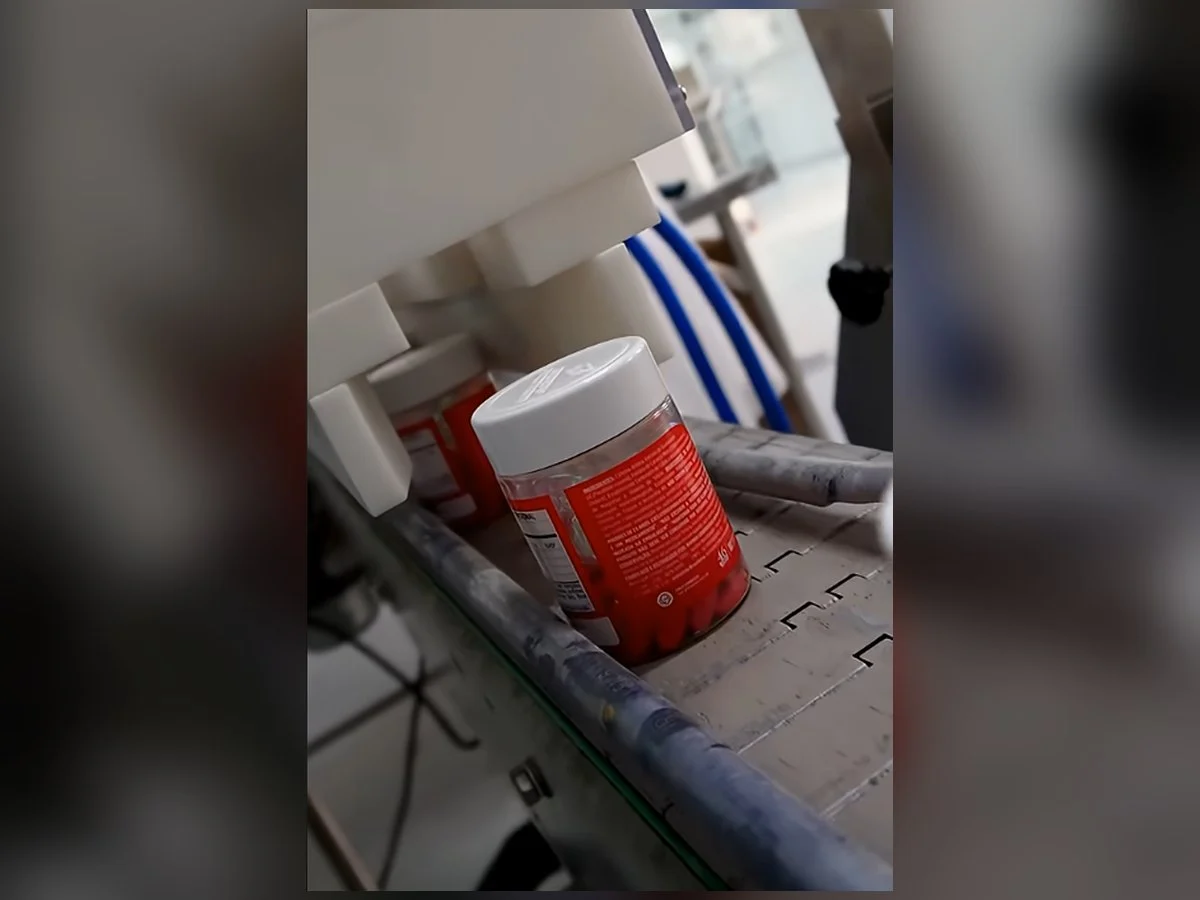 Selagem de frascos por indução em linha de produção