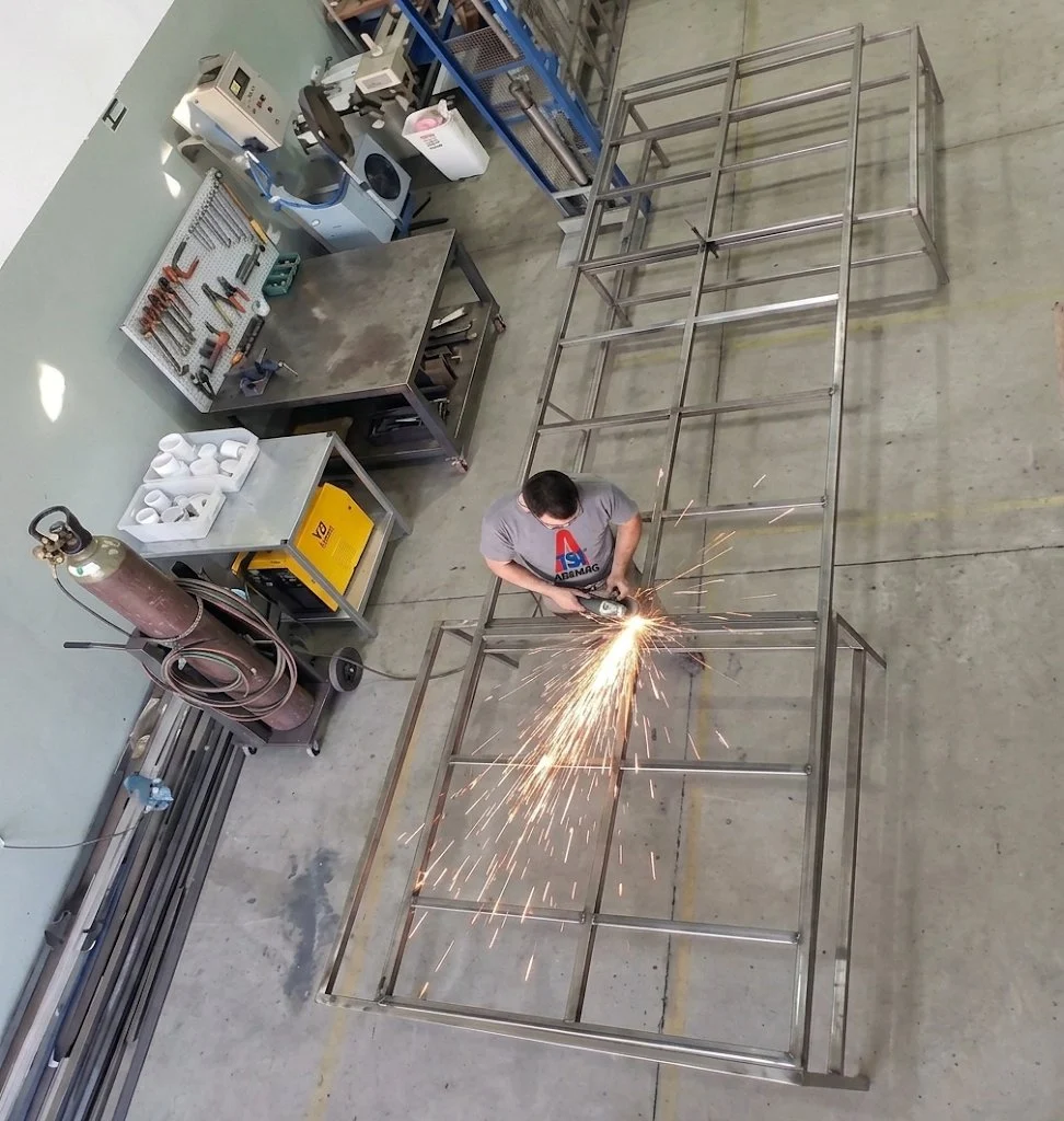 Usinagem e solda de estruturas em aço inox na fábrica ABEMAG TSI