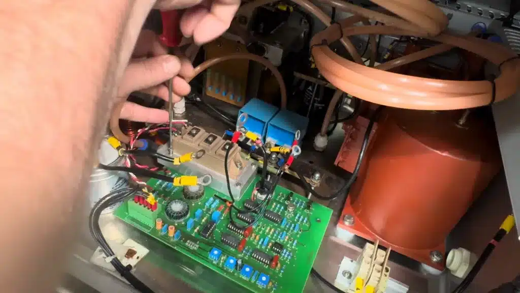 Ajuste interno de máquina na fábrica ABEMAG TSI