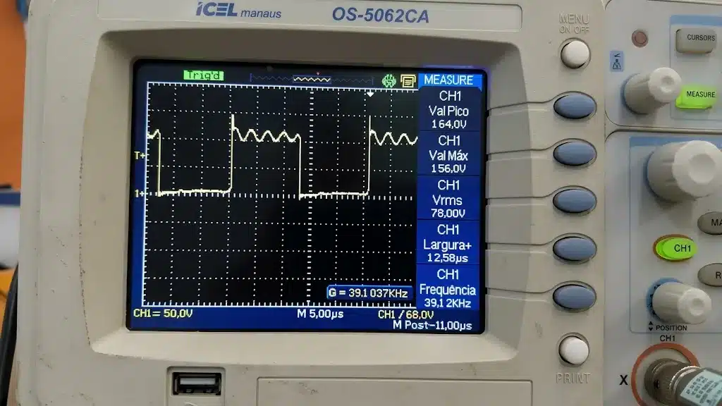 Medição de sinal com osciloscópio na ABEMAG TSI