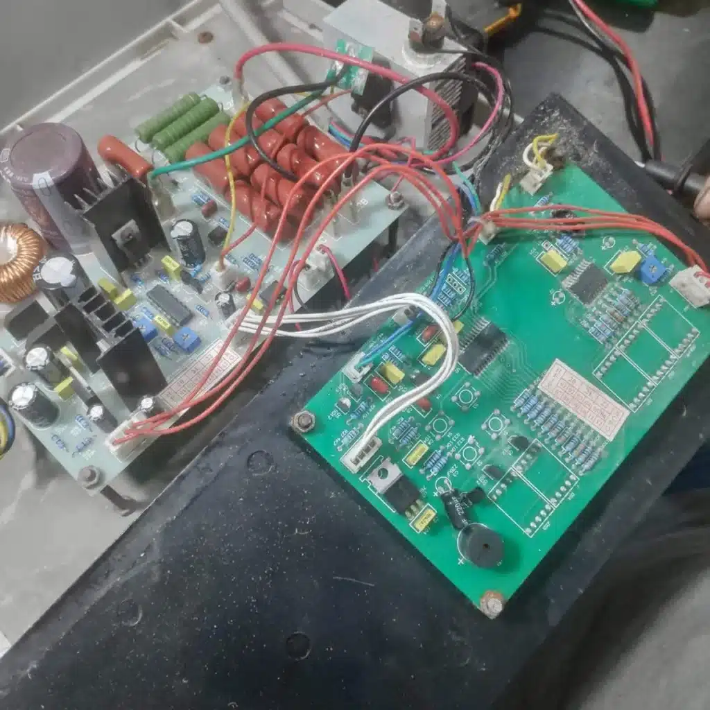 Placas eletrônicas de seladora de indução em manutenção na bancada abemag tsi